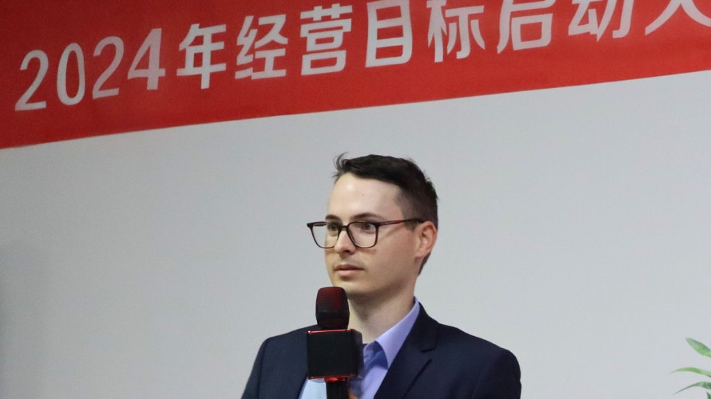 Fabian Maier spricht beim Jahresauftakt eines chinesischen Unternehmens